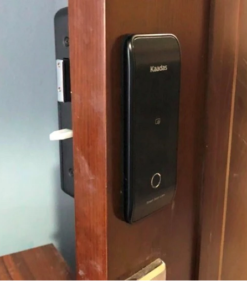 Ảnh lắp đặt thực tế khoá vân tay kaadas R6-5